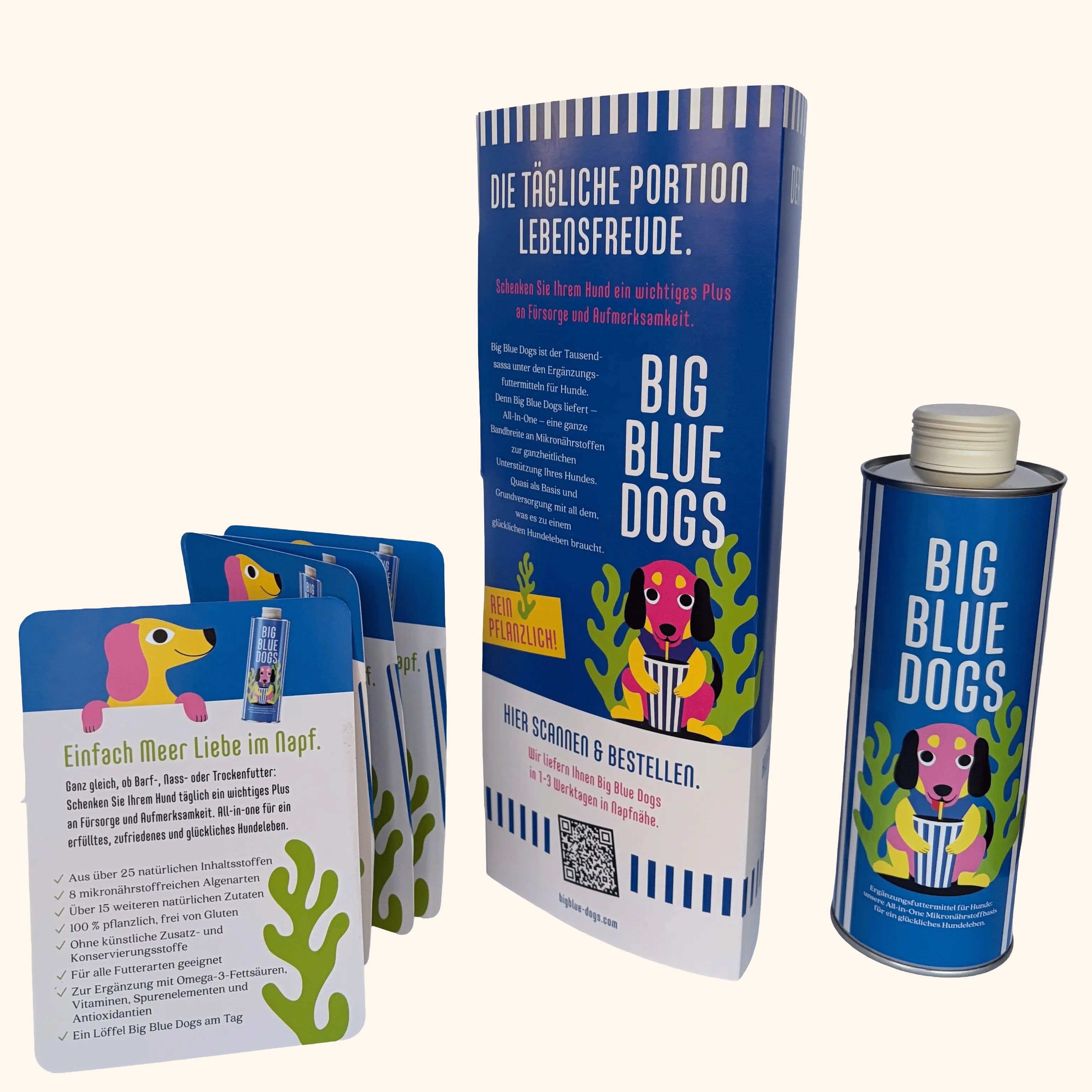 Die POS-Materialien vom Big Blue Dogs Partnerprogramm: 1. Musterflasche, 2. Aufsteller Prisma, 3. Postkarten zum Verteilen - Foto Hochformat