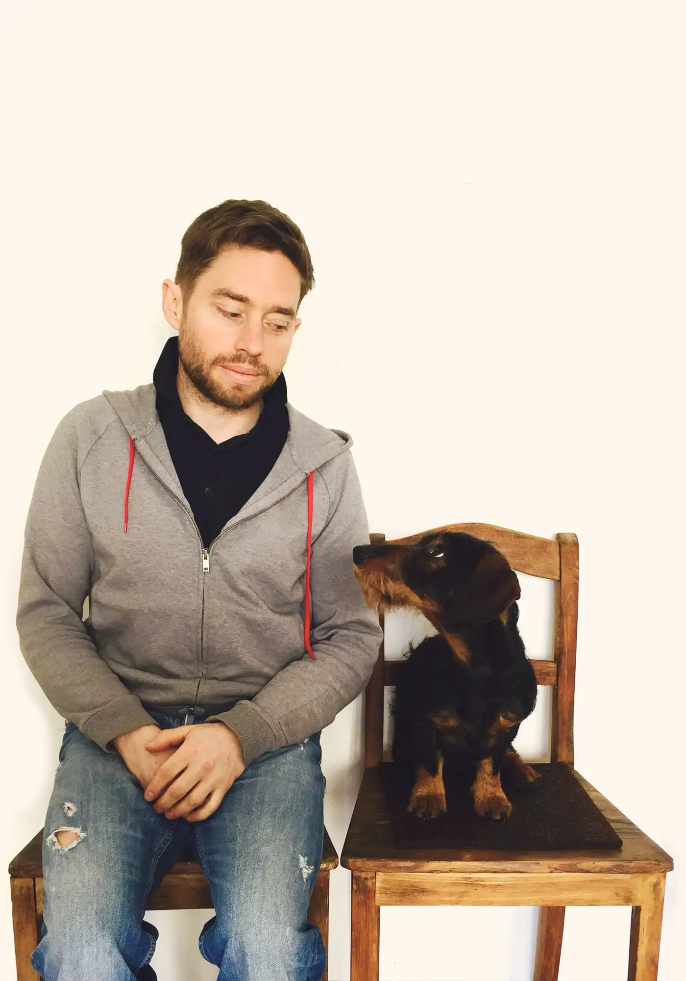 Big Blue Dogs Mikronährstoffbasis Abbildung einer der beiden Gründe Christoph,  mit seinem Hund Wastl, die sich gegenseitig anschauen und als Kategoriebild für die Sektion Über uns dient.